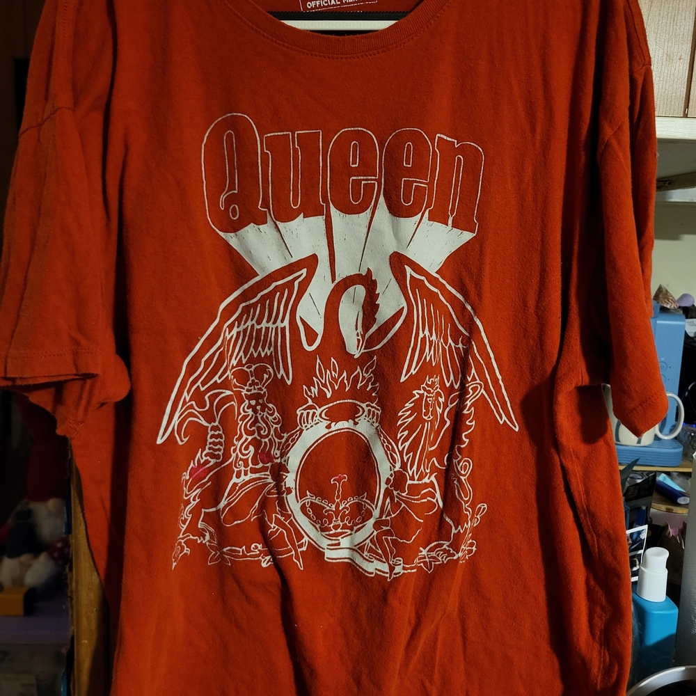 Que Red Graphic Band Tee with White Crest